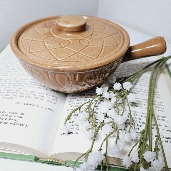 Vintage USA Stoneware Lidded Pottery Soup Chili Bean Crock Caramel Etched Handle - Picture 2 of 10